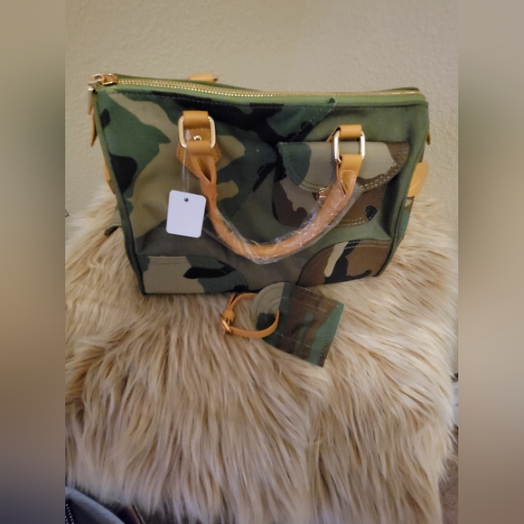 (NWT) Camouflage Handbag with Tan Accents - Picture 2 of 4